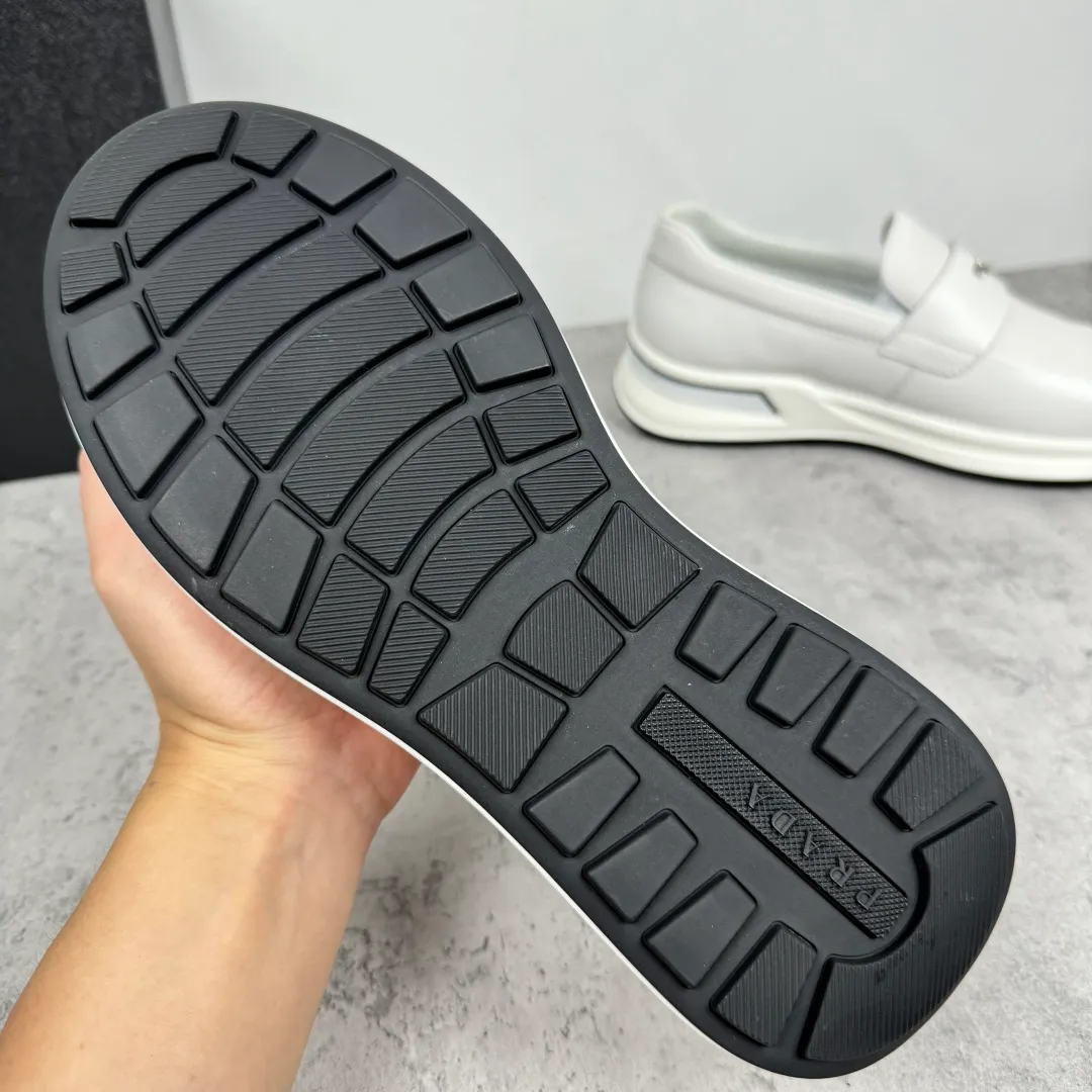 Batch 700 Prada/Prada men's matte leather thick-soled lightweight loafers! Casual fit, lightweight rubber sole slip-on driving shoes, matte calfskin wrapped around the entire upper, front body in pebbled calfskin/soft cloth, two styles available! Decorated with genuine leather buckle, front decorative details of PRADA silver letters, genuine leather feet, classic silver letter logo badge details, technical mesh lining, push-on opening and closing method, convenient and comfortable, cool and breathable! Paired with a lightweight, sporty functional thick sole, it is extremely comfortable on the feet and will not be tiring after long-term wear. It is available in multiple colors to meet different matching needs and comes with a complete package! Size: 39-40-41-42-43-44 Leather shoe size Item number: 2EE915 full leather